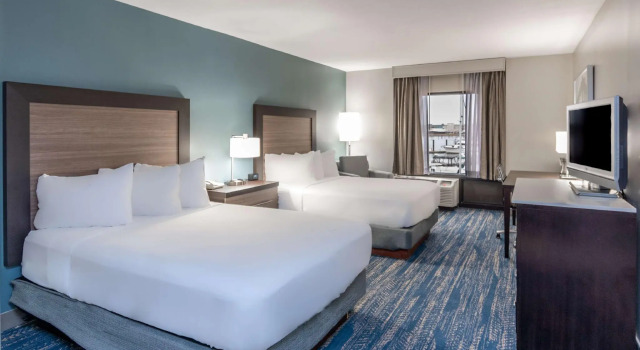 Четырёхместный номер Standard DoubleTree by Hilton New Bern - Riverfront