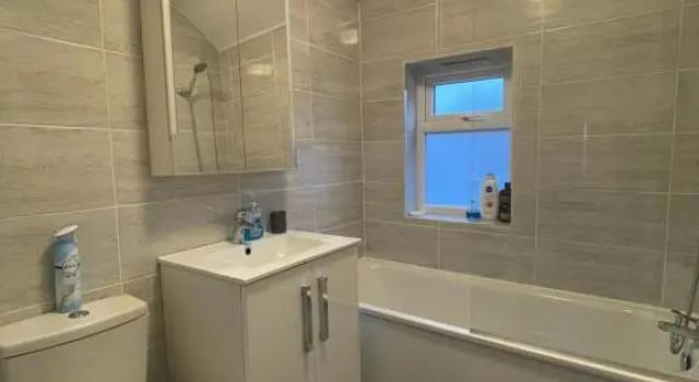 Entire House, 4 Bedroom, Parking, WiFi, Easy Access To Bus & Train, Prenota Hotel Reading Berkshire