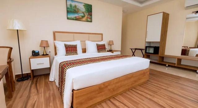 Полулюкс The Hut Restaurant & Boutique Hotel