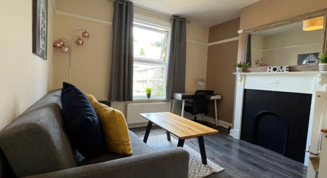 Comfortable King Bed - Location - Contractors - Family - Parking