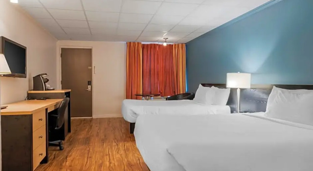 Четырёхместный номер Standard Цокольный этаж Econo Lodge Inn & Suites