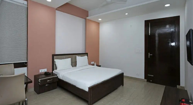 The Signature Hotel By OYO Rooms