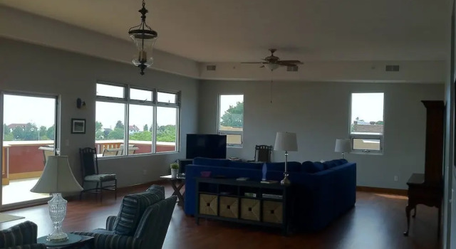Апартаменты Downtown Condo With Lake & BAY Views