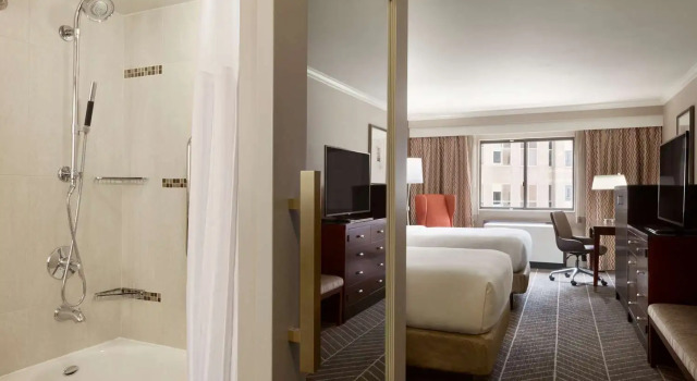 Четырёхместный номер Standard Hilton Arlington