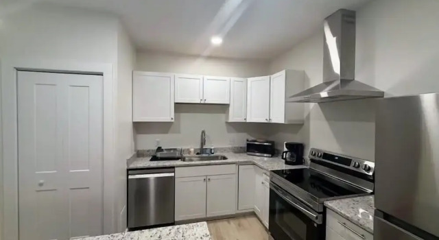 Newly Renovated 2 Bedroom - B, Забронировать Отель Дарем Raleigh-Durham Metropolitan Area, рядом с North Carolina Mutual Life Insurance