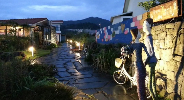 Кровать в общем номере JEJU Doldam B&B
