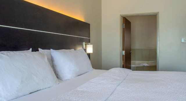 Двухместный люкс Jetted Tub Holiday Inn Express & Suites - Yorkville by IHG