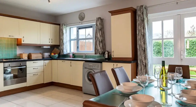 Коттедж 3 Bedroom pet Friendly Home With Access to Pool