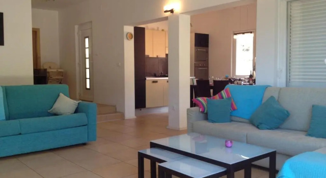 Dee's House and Pool, Забронировать Отель Отели Рипенда Вербанси с парковкой, Парковка