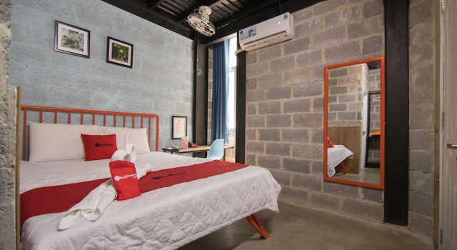 RedDoorz Plus @ Ung Van Khiem Street, Забронировать Отель Куан-Бинь-Тхань Хошимин, рядом с Небоскреб Landmark 81