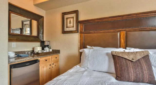 Steps to skiing, hotel room, mountain views, shared hot tub, sauna, steam room, fitness room 223A, Забронировать Отель СПА-отели Парк-Сити, рядом с Canyons Parking Lot, SPA-услуги