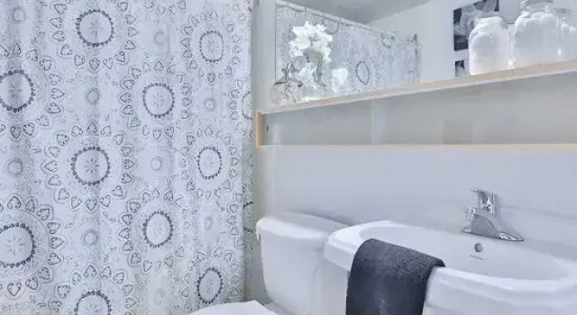 Yorkville Bloor Suites- 2 minutes walk to Transit, Varaa Hotelli Toronto 