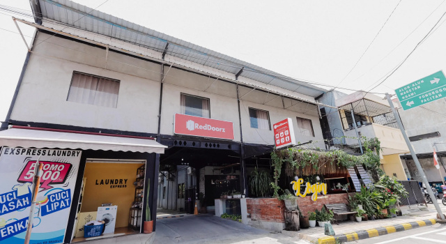 RedDoorz near Alun Alun Madiun