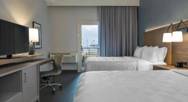 Четырёхместный номер Standard Holiday Inn Kingston - Waterfront by IHG
