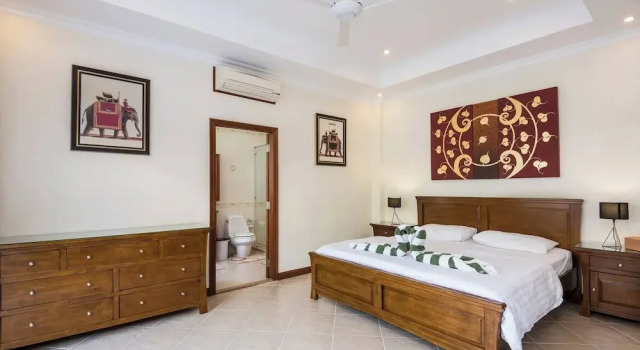 Luxury 3BR Pool Villa Pratamnak Soi5-50m to Beach, Забронировать Вилла Паттайя провинция Чонбури