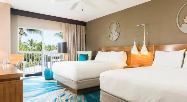 Четырёхместный номер Standard с балконом и с видом на бассейн DoubleTree by Hilton Grand Key Resort