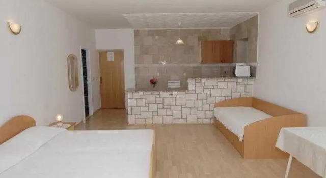 Четырёхместные апартаменты с балконом Apartments Marnic