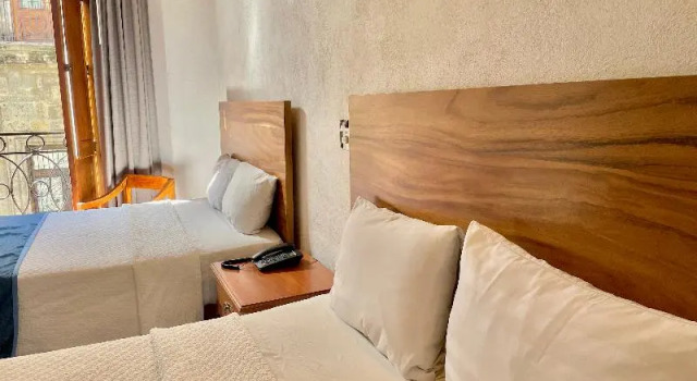 Четырёхместный номер Standard с балконом Hotel Frances