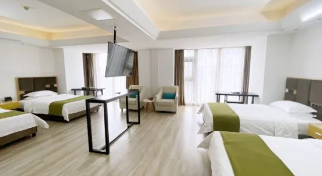 Кровать в общем номере с 2 комнатами Aimu International Hotel (Zhengzhou East Railway Station Exhibition Center)