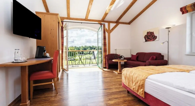 Двухместный номер Deluxe с балконом Hotel im Golfpark Strelasund