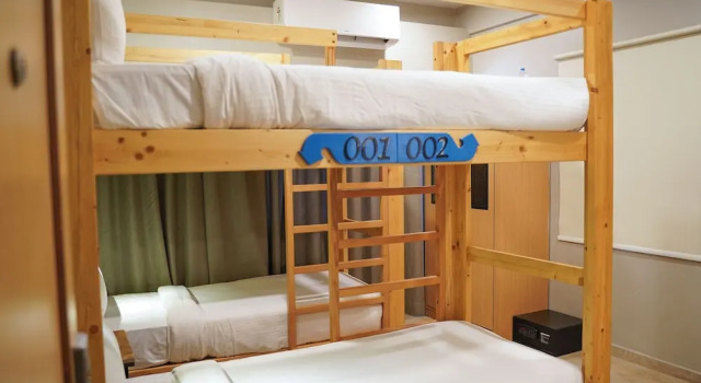 Кровать в общем номере Indie Stays Goa