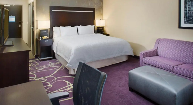 Номер Standard Hampton by Hilton Lansing West