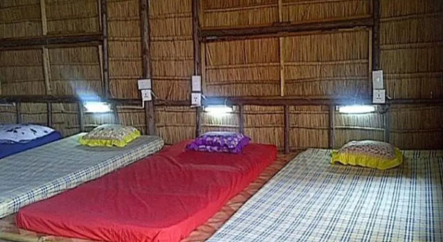Кровать в общем номере New Phiman Riverview Guesthouse