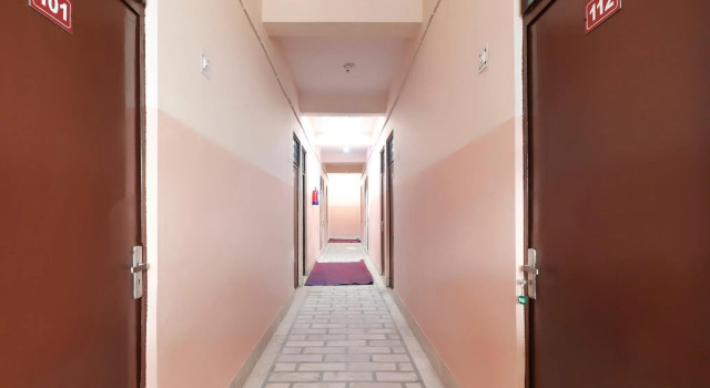 OYO 69788 Hotel Limewood, Забронировать Отель Отели Мератх с парковкой, Парковка