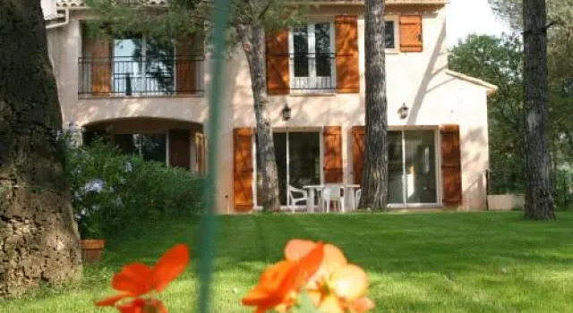 AU BOIS FLEURI Location Villa et Studios Roquebrune-sur-Argens, Забронировать Вилла Виллы Овернь-Рона-Альпы, Вилла