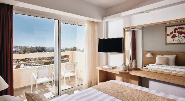 Двухместный номер Standard с балконом и с частичным видом на море Tylissos Beach Hotel