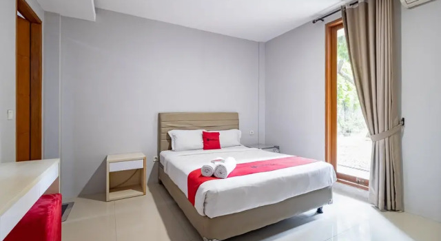 Люкс RedDoorz Plus near Cilandak Town Square 2