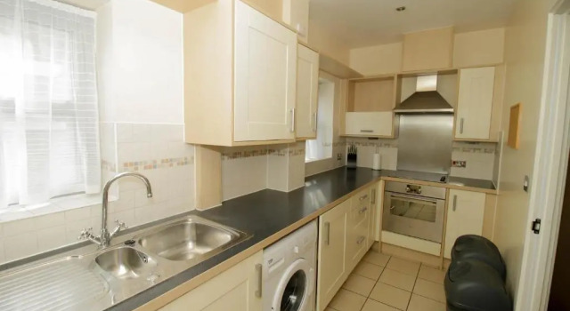 Апартаменты Spacious Double Bedroom Duplex Apartment Near North Station & Town Centre