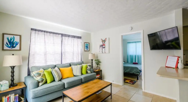 Beautiful Old Apartment with Beach Gear, Забронировать Апартаменты/квартира Отели Форт-Лодердейл с парковкой, Парковка
