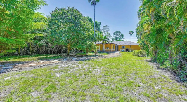 Коттедж Lovely Naples Home: Backyard Oasis w/ Pool!