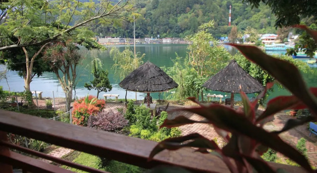Трёхместный семейный номер Standard c 1 комнатой с видом на озеро Pandu Lakeside Hotel Parapat - Toba Lake