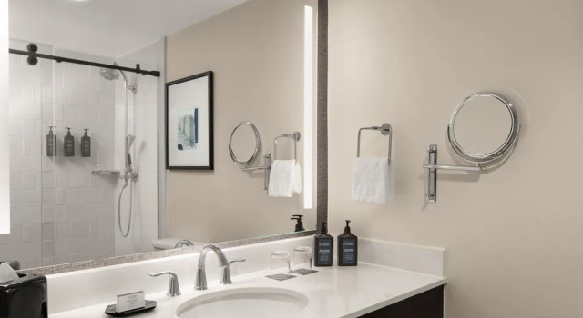Четырёхместный клубный номер Standard Sheraton Milwaukee Brookfield