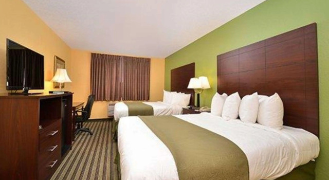Четырёхместный номер Standard Quality Inn & Suites Grinnell near University
