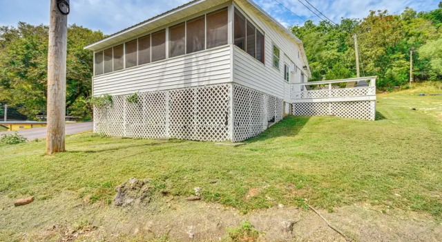 Cozy Cottage w/ Deck: Walk to Lake of the Ozarks!, Prenota Casa vacanze Hotel a Missouri con parcheggio, Parcheggio