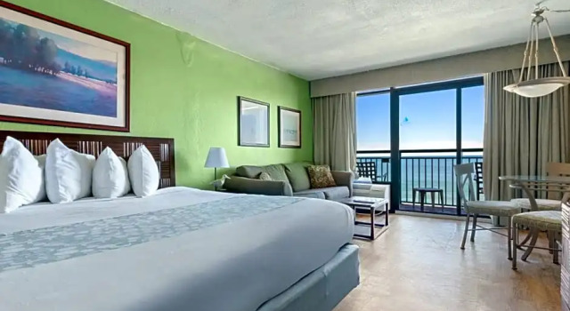 Четырёхместный номер Standard oceanfront Sand Castle Resort by Patton Hospitality