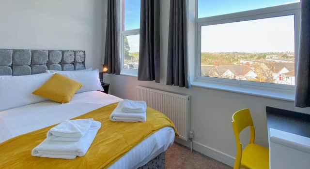 2 Bed- Victoria by Pureserviced, Забронировать Отель Плимут Девон, рядом с Plymouth Naval Memorial