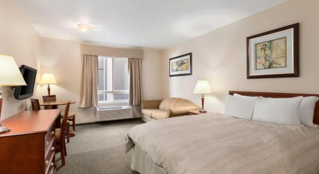 Люкс Deluxe Days Inn & Suites by Wyndham Winkler