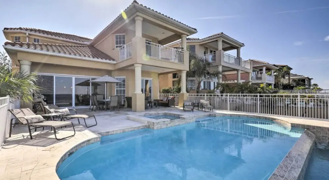 Коттедж с 5 комнатами с балконом Waterfront Gem w/ Pool & Dock in Apollo Beach