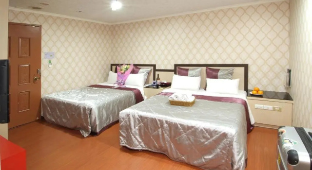 Четырёхместный номер Standard Left Bank Hotel