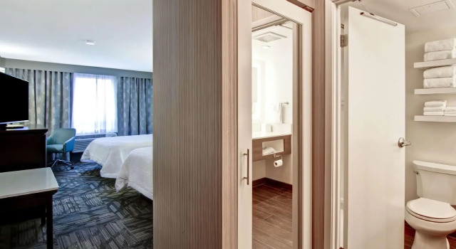 Четырёхместный номер Standard Hampton Inn & Suites by Hilton Calgary-Airport