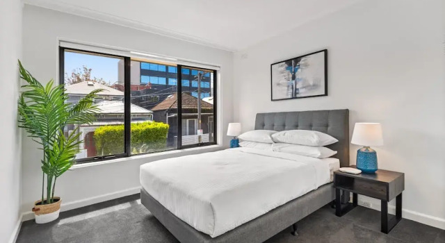 Cosy 1-bed Balcony Unit in Quiet Street by Shops, Book Apartment Melbourne 