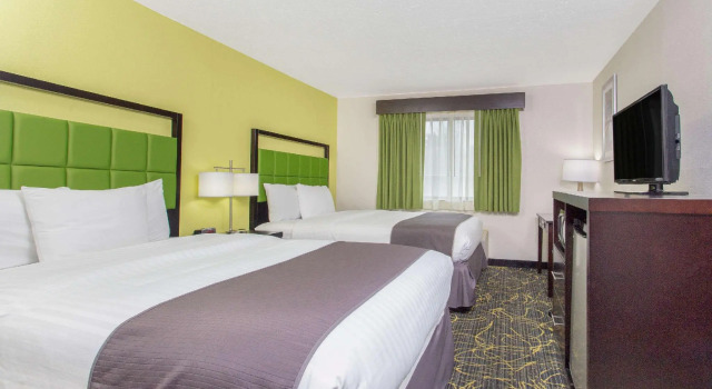 Standard Vierer Zimmer AmericInn and Suites by Wyndham Delafield-Waukesha-Milwaukee