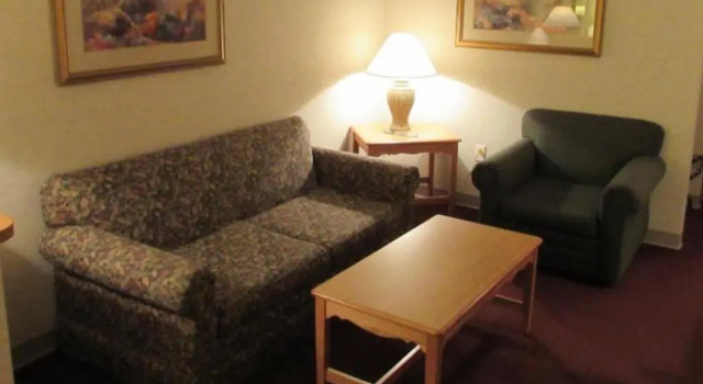 Полулюкс Magnuson Grand Pioneer Inn and Suites