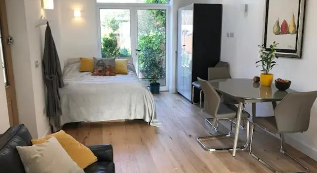 Апартаменты The Coach House 75 Epsom Road