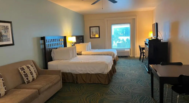 Четырёхместный люкс Sunchase Inn & Suites