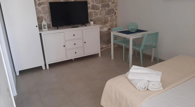 Violet, Prenota Hotel Vis 